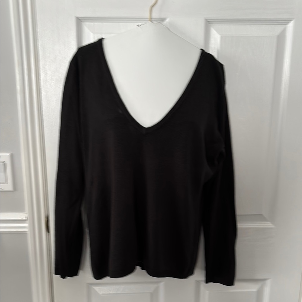 New York & Company Black V-Neck Sweater with Long Sleeves